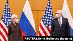 美国副国务卿温迪·谢尔曼（Wendy Sherman）在日内瓦与俄罗斯副外长谢尔盖· 里亚布科夫（Sergei Ryabkov）举行会晤。（2022年1月10日）