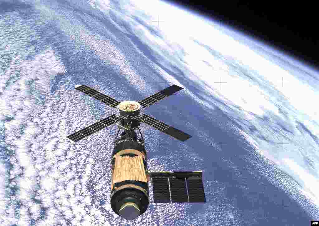 1974: Skylab, trạm không gian đầu tiên của NASA, là một thất bại ngay khi bắt đầu. Phi hành đoàn đầu tiên, do Pete Conrad chỉ huy, cứu vãn tình hình bằng cách gắn một tấm che mặt trời thay thế cho tấm che bị rách trong lúc được phóng đi.