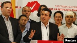 Arhiva - Lider SDSM, Zoran Zaev (centar) i članovi njegove partije na konferenciji za štampu sa vidnim povredama zadobijenim dan ranije prilikom upada demonstranata u zgradu Sobranja u Skoplju, Makedonija, 28. aprila 2017. 