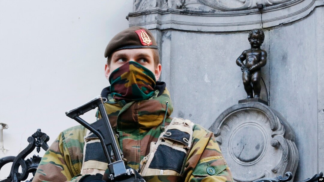 Seorang tentara angkatan darat Belgia berjada di depan patung "Manneken Pis" di Brussels, Belgium (Foto: dok). Brussels masih dalam keadaan siaga terror setelah serangan di bandara dan kereta api bawah-tanah beberap[a waktu yang lalu.