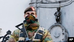 Seorang tentara angkatan darat Belgia berjada di depan patung "Manneken Pis" di Brussels, Belgium (Foto: dok). Brussels masih dalam keadaan siaga terror setelah serangan di bandara dan kereta api bawah-tanah beberap[a waktu yang lalu.