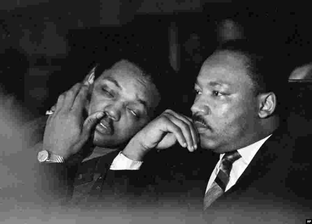 Dkt Martin Luther King, Jr. akiwa na Mchungaji Jesse Jackson (kushoto) muda mfupi kabla ya kutoa hotuba yake ya mwisho kwa wafanyakazi wanaofanya usafi katika mji wa Memphis waliokuwa katika mgomo April 4, 1968.