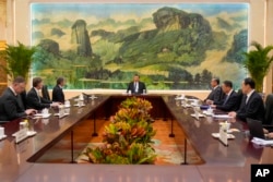 시진핑 중국 국가주석(가운데)이 26일 중국 베이징 인민대회당에서 토니 블링컨 미국 국무장관(왼쪽 세 번째) 및 관계자들과 회동을 하고 있다.