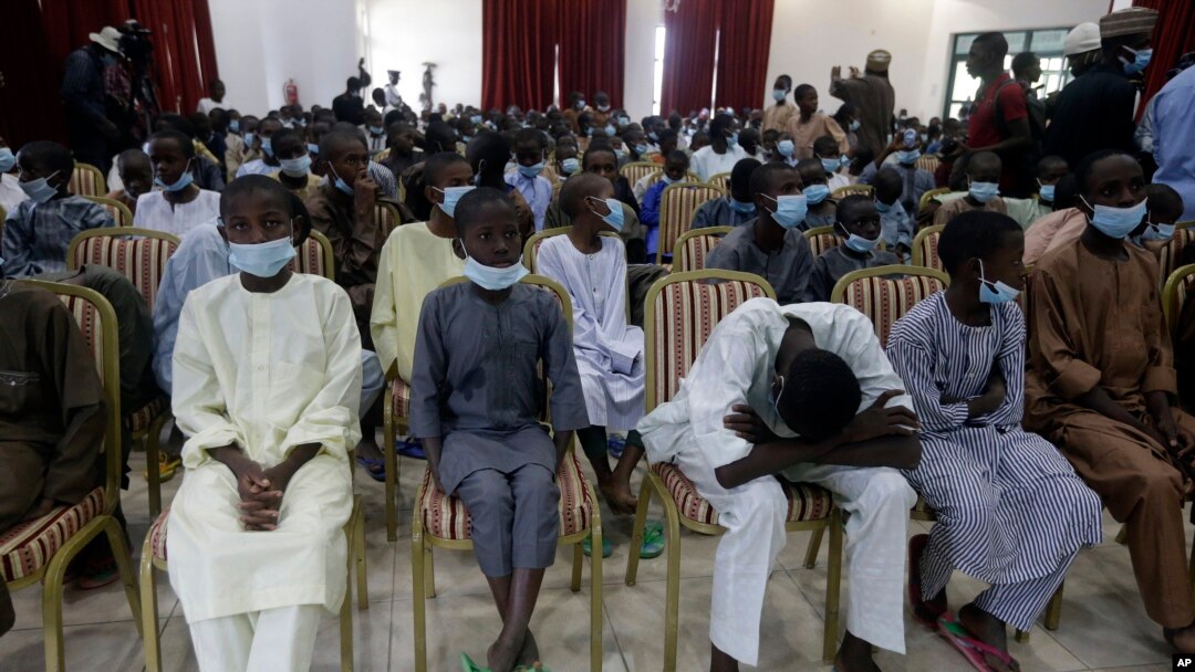 Kawanan pria bersenjata di Nigeria, Sabtu (27/2), membebaskan 42 orang, termasuk 27 siswa yang diculik dari sekolah asrama pekan lalu di negara bagian tengah utara Niger. (Foto: AP)