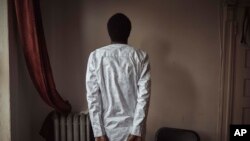 Abdoul, un migrante de 32 años oriundo de Mauritania, posa para una fotografía en su apartamento, el viernes 6 de octubre de 2023, en Nueva York. 