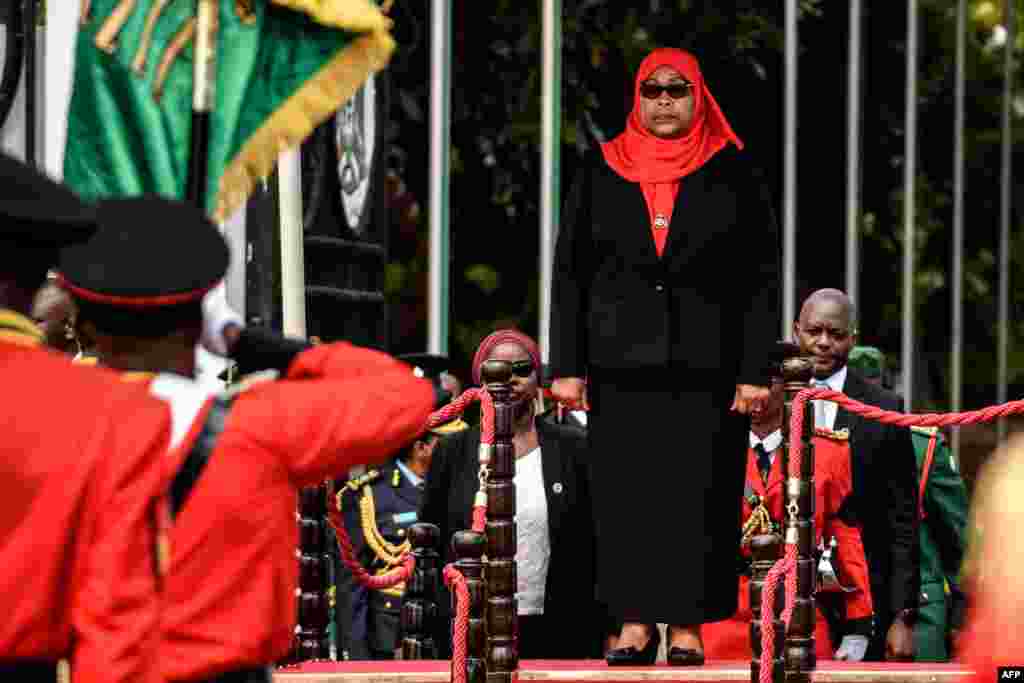 사미아 술루후 하산 탄자니아 대통령이 취임식에서 의장대를 사열하고 있다.