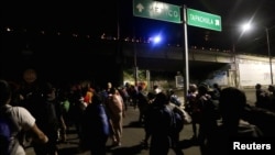 Migrantes caminan en caravana rumbo a la frontera norte con Estados Unidos, en Tapachula, México, el 11 de diciembre de 2024. 