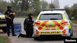 英国警方在费尔福德皇家空军基地附近设置路障并实施警戒。(2026年9月29日)