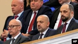 Milan Radoičić (u sredini), zajedno sa predsednikom Srpske liste Goranom Rakićem (levo) i Milanom Radojevićem, bivšim gradonačelnikom Severne Mitrovice (desno) (Foto: AP/Darko Vojinovic)