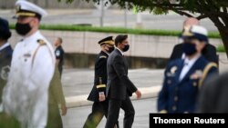 El jefe del Estado Mayor Conjunto de las Fuerzas Armadas de EE.UU., el coronel Mark Milley, al fondo, junto al secretario de Defensa, Mark Milley, durante una ceremonia en el Pentágono, el pasado 11 de septiembre.