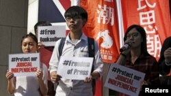 Student leader Joshua Wong (C) and other members of student group Scholarism protest over the disappearance of booksellers outside the British consulate in Hong Kong, Jan. 6, 2016. 