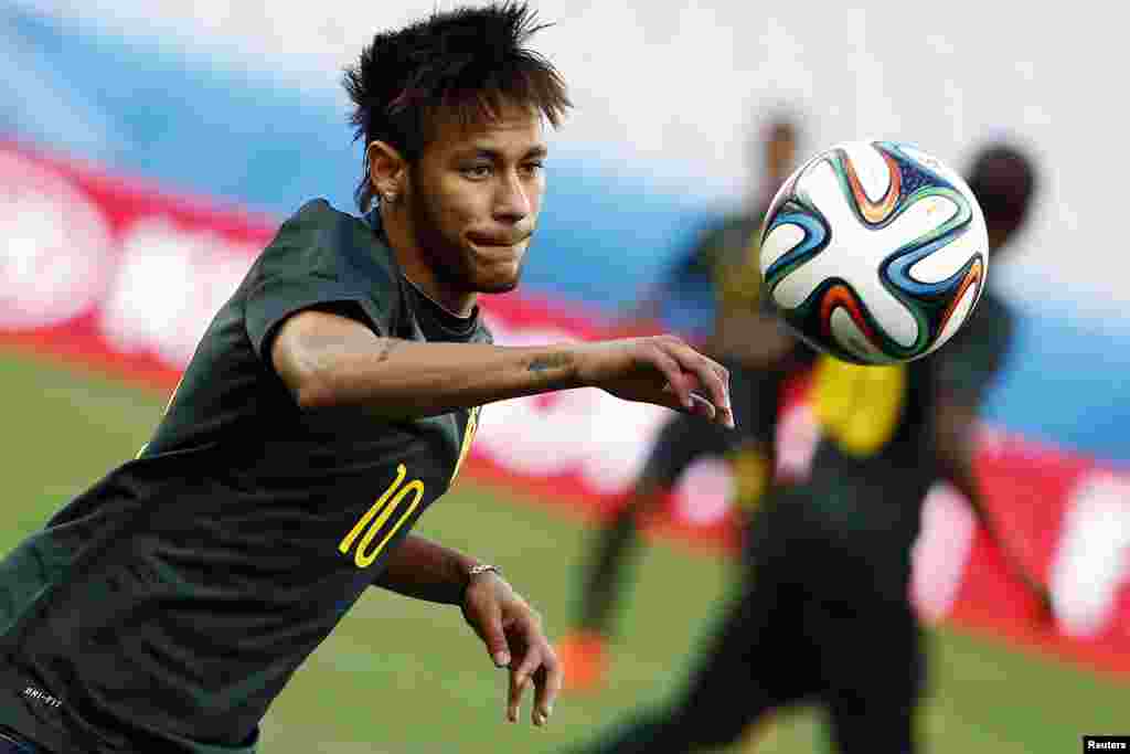 Braziliya terma jamoasi hujumchisi Neymar so&#39;nggi mashg&#39;ulotlarda qatnashmoqda, 11-iyun, 2014-yil.