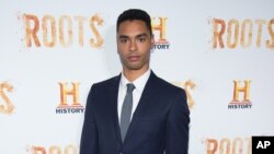 Aktor Rege-Jean Page, pemeran tokoh Simon Bassett/Duke of Hastings dalam serial "Bridgerton," di acara pemutaran perdana serial "Roots" tahun 2016 di New York (dok: AP/Charles Sykes)