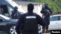 حضور پلیس بعد از تیراندازی در شهر ملادنوواتس در پنجاه کیلومتری جنوب بلگراد پایتخت صربستان