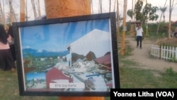 Foto dari dampak bencana gempa bumi 2018 silam yang dipajang pada batang-batang pohon jati yang telah mengering di Taman Likuefaksi desa Lolu, Sigi. Minggu (25/10/2020) Foto : Yoanes Litha