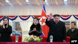 TOPSHOT - Picha hii imepigwa Disemba 31, 2023 na kutolewa na Shirika rasmi la habari la Korea Kaskazini (KCNA) kupitia KNS on Januari 1, 2024 inaonyesha kiongozi wa Korea Kaskazini Kim Jong Un (wapili kulia ) akiwa na mtotot wake.