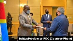 Notama ya Amerika na Kinshasa Mike Hammer (D) apesi président Félix Tshisekedi mokanda ya président Joe Biden na Kinshasa, RDC, 4 mars 2021. (Twitter/Présidence RDC) 