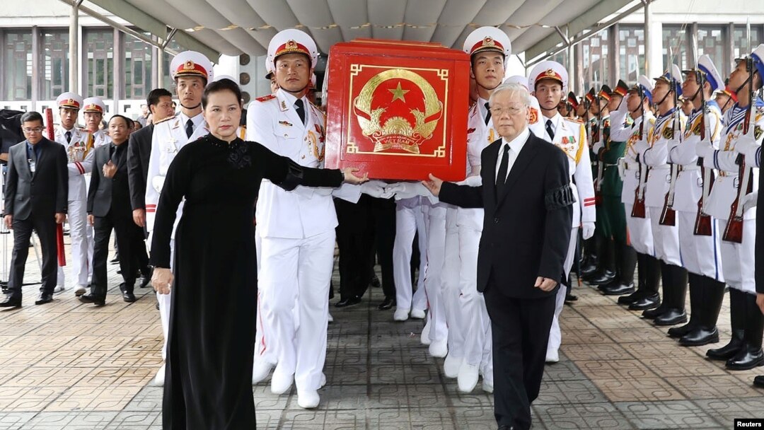 Đám tang này khiến tứ trụ chỉ còn tam trụ.