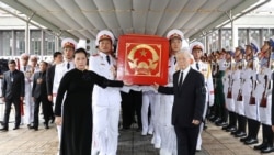 Vietnam's Communist Party General Secretary Nguyen Phu Trong (R), National Assembly's Chairwoman Nguyen Thi Kim Ngan (L) and soldiers carry the coffin of Vietnam's late President Tran Dai Quang out of the National Funeral House for procession during his funeral in Hanoi, Vietnam September 27, 2018. Tri Dung/VNA/Handout via REUTERS