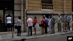 Fila para retirar dinero de un cajero automático en Atenas.