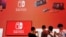 在中国上海举行的中国数字娱乐博览会任天堂Nintendo Switch展位上的参观者。（2019年8月2日）