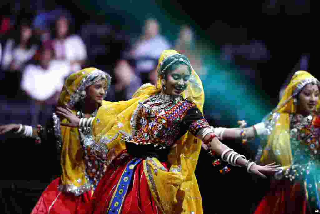 Traditional Rajasthani dancers perform during a reception by the Indian community in honor of Indian Prime Minister Narendra Modi's visit to the United States, Madison Square Garden, in New York, Sept. 28, 2014. 