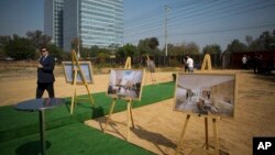 Seorang pejalan kaki melewati gambar-gambar rancangan gedung Kedutaan Besar AS baru senilai hampir $1 miliar di Mexico City, 13 Februari 2018.