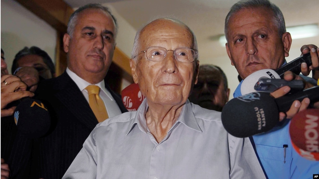 Kenan Evren 2010 yılındaki Anayasa referandumunda oy kullanırken