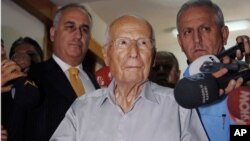 Kenan Evren 2010 yılındaki Anayasa referandumunda oy kullanırken