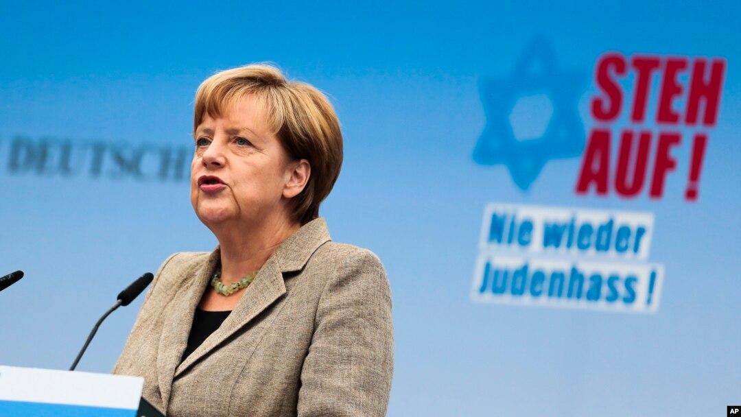 Kanselir Jerman Angela Merkel dalam demonstrasi menentang sikap anti-Yahudi, Minggu, 14 September 2014.
