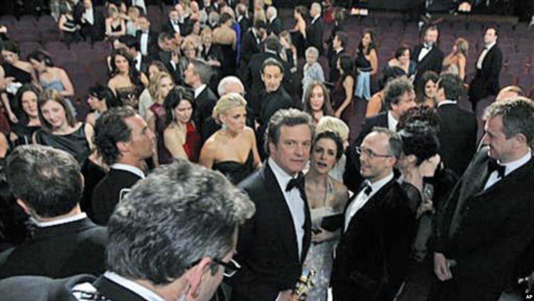 Colin Firth (C) is seen with his Oscar for best performance by an actor in a leading role for 'The King's Speech' at the conclusion of the 83rd Academy Awards in the Hollywood section of Los Angeles, California, Feb. 27, 2011 (file photo)