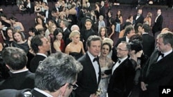 Colin Firth (C) is seen with his Oscar for best performance by an actor in a leading role for 'The King's Speech' at the conclusion of the 83rd Academy Awards in the Hollywood section of Los Angeles, California, Feb. 27, 2011 (file photo)