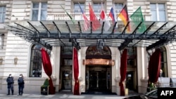 Polisi Austria berjaga di depan pintu masuk Grand Hotel di Wina, 6 April 2021, lokasi berlangsungnya perundingan negara-negara Uni Eropa, China, Russia dan Iran. (JOE KLAMAR / AFP)