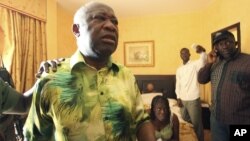 ທ່ານ Laurent Gbagbo ອະດີດປະທານາທິ ບໍດີຂອງ Ivory Coast ແລະພັນລະຍາຂອງທ່ານ, ທ່ານນາງ Simone, ປະກົດຕົວ ໂດຍຢູ່ໃຕ້ການຄຸມຕົວຂອງກໍາລັງຮັກສາຄວາມສະຫງົບ ທີ່ຈົງຮັກພັກດີຕໍ່ປະທານາທິບໍດີ Alassane Ouattara ຜູ້ຊະນະການເລືອກຕັ້ງປະທານາທິບໍດີ, ທີ່ໂຮງແຮມ Golf Hotel ໃນນະຄອນ Abidjan ຂອງ Ivory Coast ໃນວັນທີ 11 ເມສາ, 2011. 