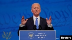 Tổng thống tân cử Joe Biden đọc thông điệp trước quốc dân sau khi Cử tri Đoàn chính thức xác nhận chiến thắng của ông trước Tổng thống Donald trong cuộc bầu cử tổng thống năm 2020, tại trụ sở ban chuyển tiếp của ông Biden ở Wilmington, Delaware, ngày 14/12/2020.