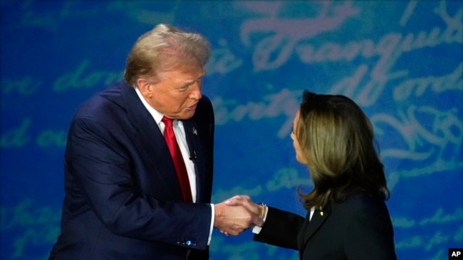 ABD'de iki başkan adayı, Demokrat Kamala Harris ve Cumhuriyetçi Donald Trump tartışmanın başında el sıkıştı.