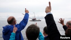 Acara peresmian dimulainya pembangunan turbin angin pertama AS di Samudra Atlantik, dekat Pulau Block, sebuah daerah wisata di negara bagian Rhode Island, Senin (27/7).