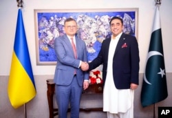 Menteri Luar Negeri Pakistan Bilawal Bhutto Zardari (kanan), berjabat tangan dengan MMenlu Ukraina Dmytro Kuleba sebelum pembicaraan di Islamabad, Kamis, 20 Juli 2023.