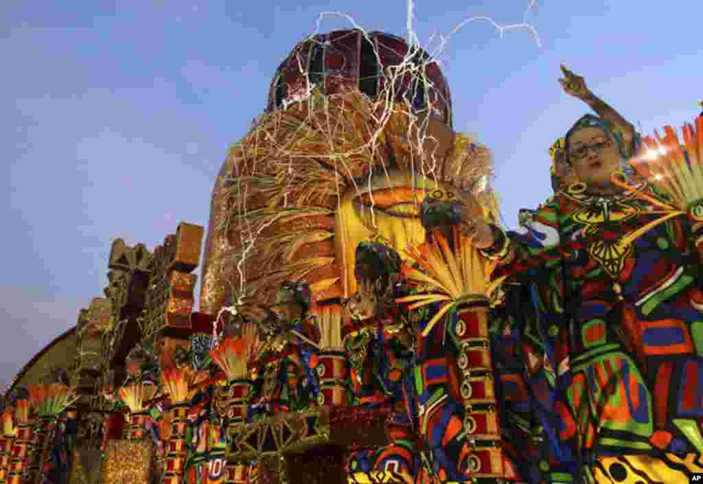 Desfile da Escola de Samba Vila Isabel no Carnaval do Rio, domingo à noite. O enredo prestou homenagem à cultura, história, fauna e flora de Angola.