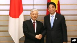 Thủ tướng Nhật Bản Shinzo Abe tiếp Tổng Bí thư đảng CSVN Nguyễn Phú Trọng tại văn phòng thủ tướng ở Tokyo, ngày 15/9/2015.