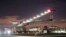 El avión Solar Impulse 2 vuela de noche con la energía almacenada durante el día a través de las células fotovoltaicas localizadas en las alas.