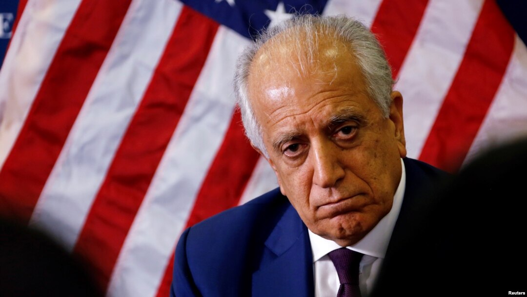 ARSIP – Utusan khusus AS untuk perdamaian di Afghanistan, Zalmay Khalilzad, berbicara dengan wartawan lokal di Kedubes AS di Kabul, Afghanistan, 18 November 2018 (foto: Kedubes AS via Reuters)