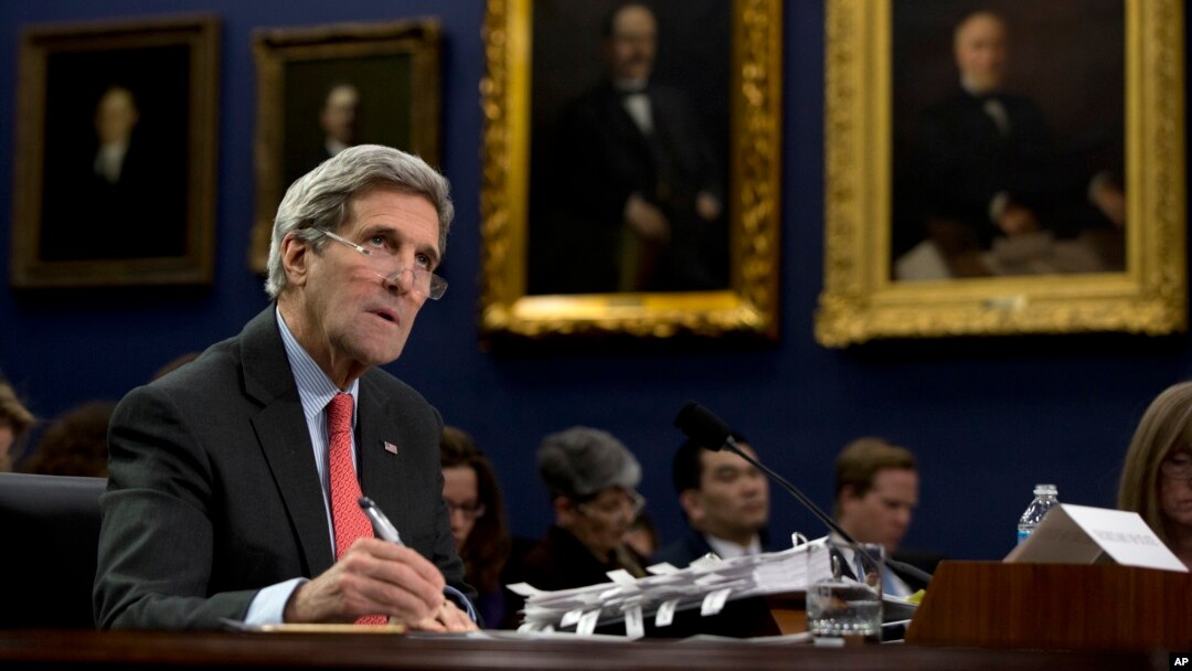 Menlu AS John Kerry Kerry memberikan penjelasan di depan DPR AS hari Senin (13/4) malam. 