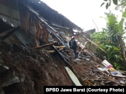 Tanah longsor di Sukabumi merusak sebuah rumah warga, Kamis, 4 Desember 2024. (Foto: BPBD Jawa Barat)