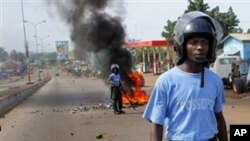 Des policiers guinéens affrontant les partisans de l'opposition à Conakry (Archives AP)