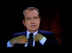 تصویر ریچارد نیسکون، رئیس جمهوری اسبق آمریکا، در صفحه تلویزیون- (عکس از آرشیو)