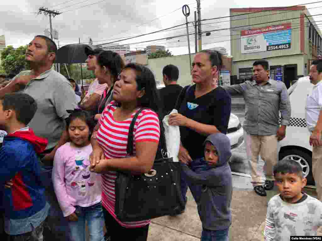 Familiares esperando afuera de la Casa del Migrante