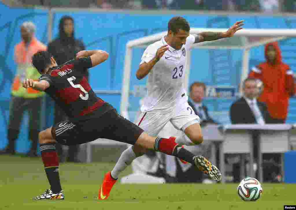 یو ایس اے کے جونسن اور جرمنی کے ہمیلز گروپ جی کے مقابلے میں ایک دوسرے کے مدّمقابل