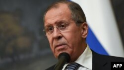 Menlu Rusia Sergei Lavrov hari Senin (2/4) mengisyaratkan pemerintah Inggris bisa jadi berada di balik serangan terhadap bekas agen Rusia, Sergei Skripal. 