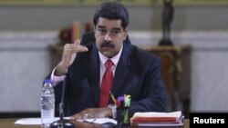 El presidente venezolano Nicolás Maduro dice querer una economía productiva nueva en su país.